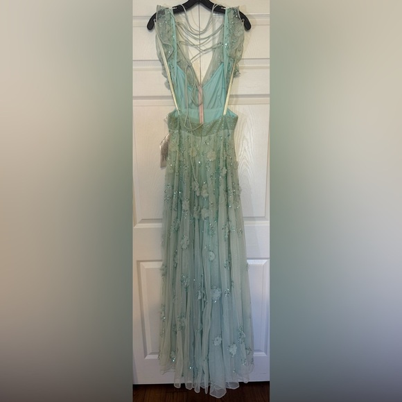 Mac Duggal - 70275 Deep V-Neck Floral Appliqued Gown NWT Size 6 - Picture 7 of 7